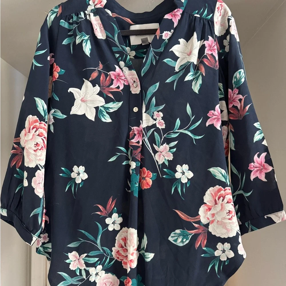 Amour Vert 100% Silk Floral Navy Women's Top - Picture 1 of 5